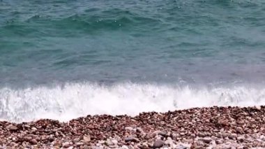 Akdeniz ve çakıl plajının dalgalarının hareketi