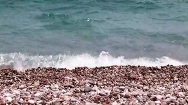 Akdeniz ve çakıl plajının dalgalarının hareketi