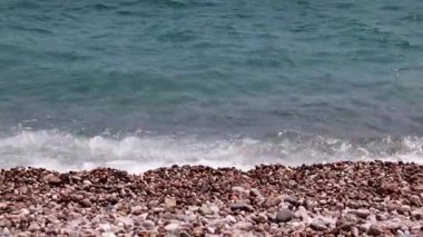 Akdeniz ve çakıl plajının dalgalarının hareketi