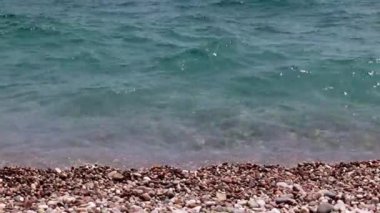 Akdeniz ve çakıl plajının dalgalarının hareketi