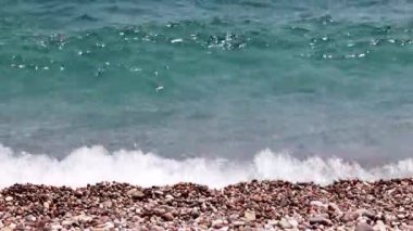 Akdeniz ve çakıl plajının dalgalarının hareketi