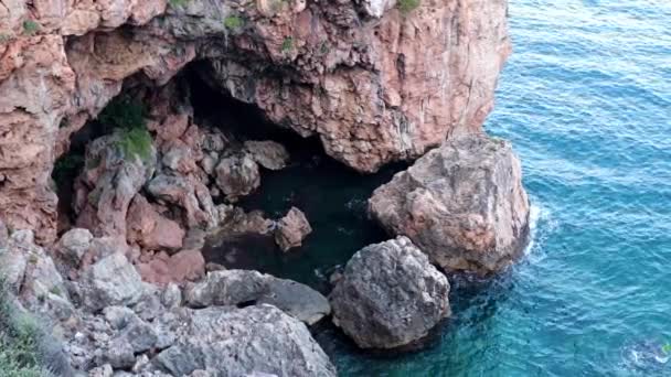 Air Laut Dan Pantai Berbatu Liar — Stok Video