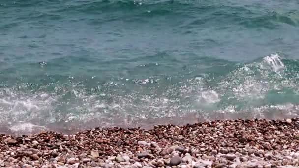 Movimiento Las Olas Del Mar Mediterráneo Playa Guijarros — Vídeos de Stock