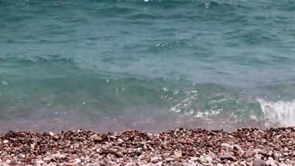 Movimiento Las Olas Del Mar Mediterráneo Playa Guijarros — Vídeos de Stock