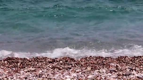 地中海と小石のビーチの波の動き — ストック動画