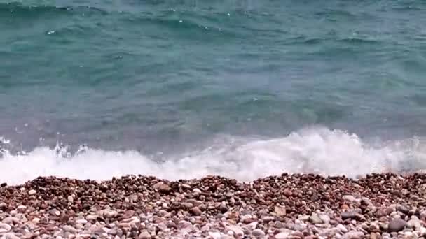Движение Волн Средиземного Моря Галечного Пляжа — стоковое видео