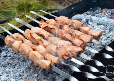 ızgarada şiş üzerinde et pişirme parçaları