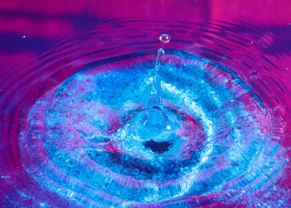 Goccia Acqua Quando Cade Crea Modelli Squisiti — Foto Stock