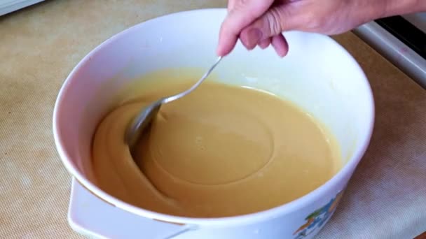 准备甜糕点的烹饪烘焙过程 — 图库视频影像