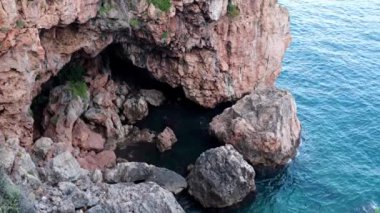 deniz suyu ve vahşi kayalık kıyı