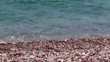 denizin ortasında güzel çakıl plaj