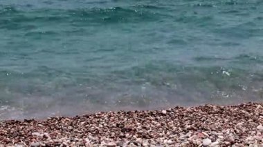 denizin ortasında güzel çakıl plaj