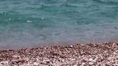 denizin ortasında güzel çakıl plaj