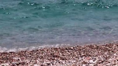 denizin ortasında güzel çakıl plaj