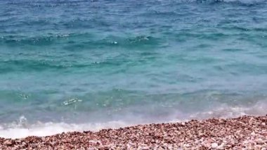 denizin ortasında güzel çakıl plaj