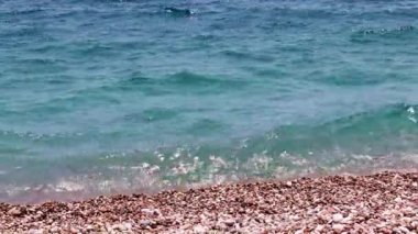 denizin ortasında güzel çakıl plaj