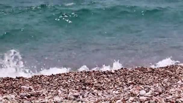 Hermosa Playa Guijarros Medio Del Mar — Vídeos de Stock