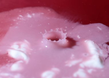 bir damla su yüzeyine vurduktan sonra sıvı sıçraması