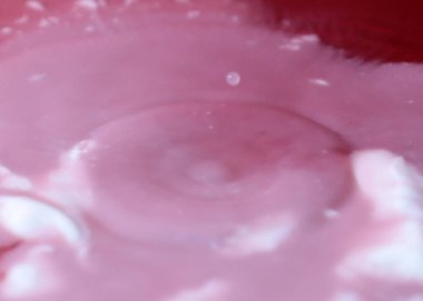 bir damla su yüzeyine vurduktan sonra sıvı sıçraması