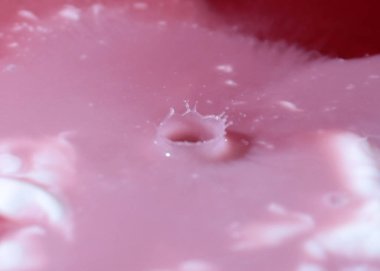 bir damla su yüzeyine vurduktan sonra sıvı sıçraması