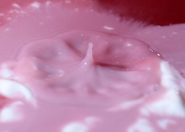 bir damla su yüzeyine vurduktan sonra sıvı sıçraması