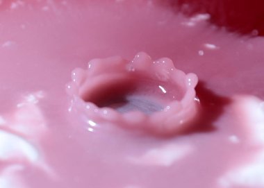 bir damla su yüzeyine vurduktan sonra sıvı sıçraması