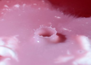 bir damla su yüzeyine vurduktan sonra sıvı sıçraması