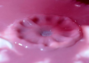 bir damla su yüzeyine vurduktan sonra sıvı sıçraması