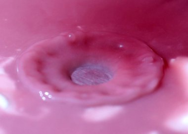 bir damla su yüzeyine vurduktan sonra sıvı sıçraması