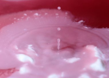 bir damla su yüzeyine vurduktan sonra sıvı sıçraması