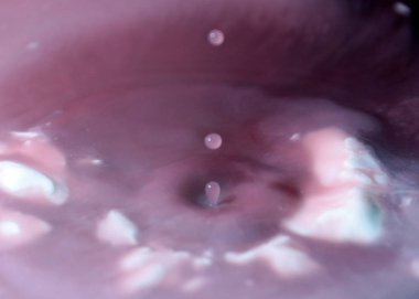 bir damla su yüzeyine vurduktan sonra sıvı sıçraması