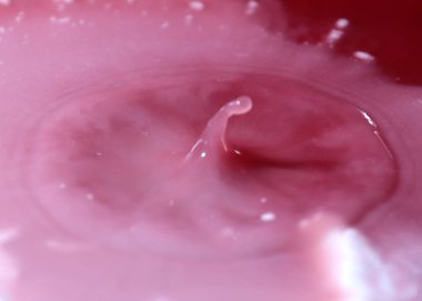 bir damla su yüzeyine vurduktan sonra sıvı sıçraması