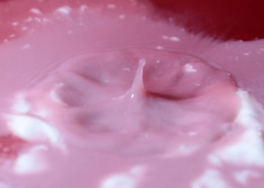 bir damla su yüzeyine vurduktan sonra sıvı sıçraması