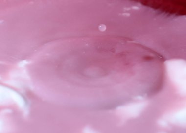 bir damla su yüzeyine vurduktan sonra sıvı sıçraması