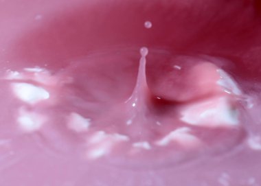 bir damla su yüzeyine vurduktan sonra sıvı sıçraması