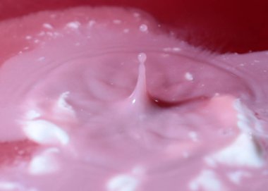 bir damla su yüzeyine vurduktan sonra sıvı sıçraması