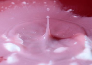 bir damla su yüzeyine vurduktan sonra sıvı sıçraması