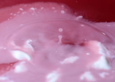 bir damla su yüzeyine vurduktan sonra sıvı sıçraması