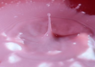 bir damla su yüzeyine vurduktan sonra sıvı sıçraması