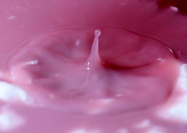 bir damla su yüzeyine vurduktan sonra sıvı sıçraması