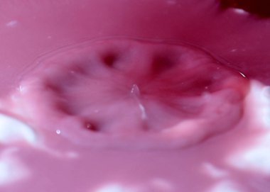 bir damla su yüzeyine vurduktan sonra sıvı sıçraması