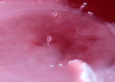 bir damla su yüzeyine vurduktan sonra sıvı sıçraması