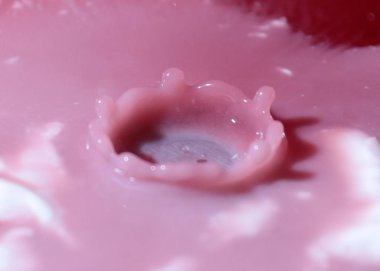 bir damla su yüzeyine vurduktan sonra sıvı sıçraması