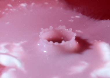 bir damla su yüzeyine vurduktan sonra sıvı sıçraması