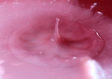 bir damla su yüzeyine vurduktan sonra sıvı sıçraması