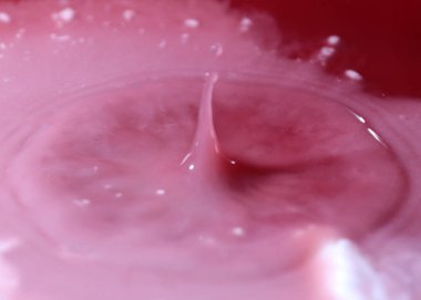 bir damla su yüzeyine vurduktan sonra sıvı sıçraması