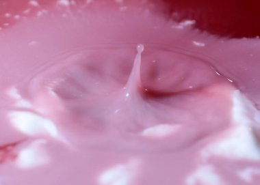 bir damla su yüzeyine vurduktan sonra sıvı sıçraması