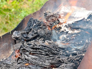 açık bir alev içinde belgeleri yakma