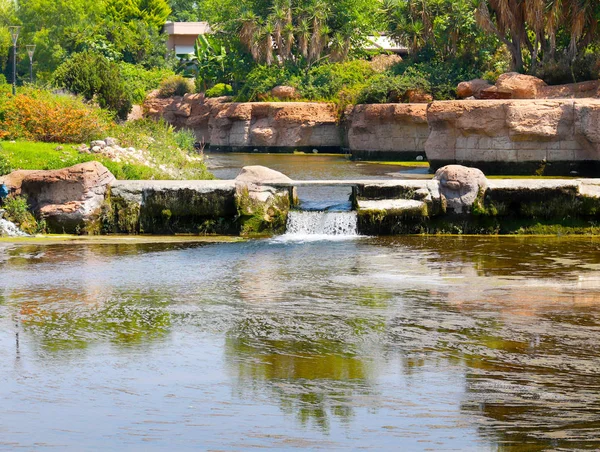 Lara şehir Antalya Türkiye yerleşim bölgesinde pitoresk park Aşağı Duden