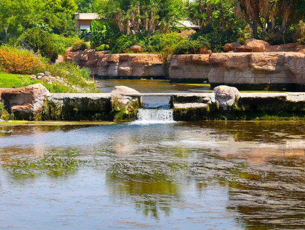 Lara şehir Antalya Türkiye yerleşim bölgesinde pitoresk park Aşağı Duden
